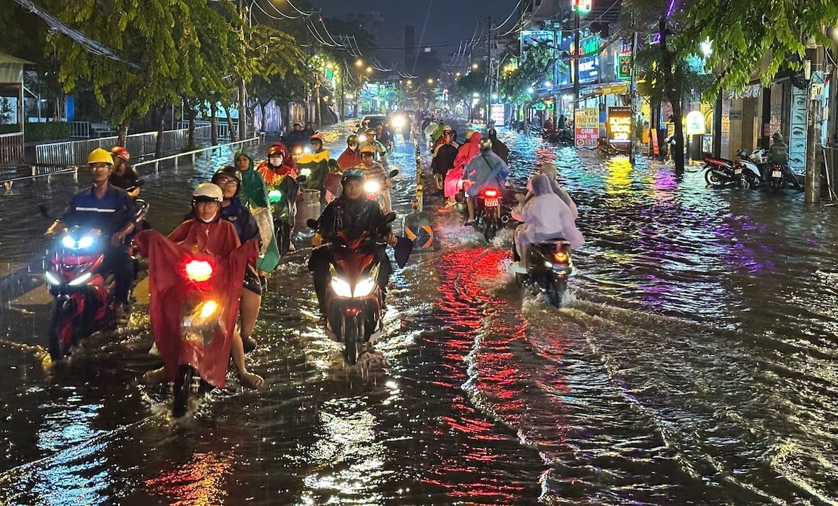 Nhiều đường ở TP HCM ngập sâu trong mưa đầu mùa